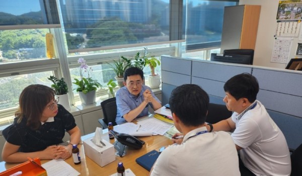 1.지난 7일 용인특례시에 벤치마킹을 온 인천광역시 지방세정책담당관 세외수입담당팀장_ 주무관에게 시유재산발굴팀 관계자들이 사례별 업무 노하우를 전수하고 있는 모습..jpg