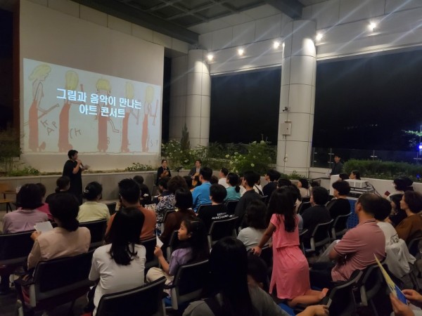 (광명5)광명시 연서도서관은 독서의 달을 맞아 지난 19일 도서관 3층 야외 테라스 문학마당에서 「그림과 음악이 만나는 아트 콘서트」를 광명시민 60여 명이 참석한 가운데 성황리에 개최하였다.jpg