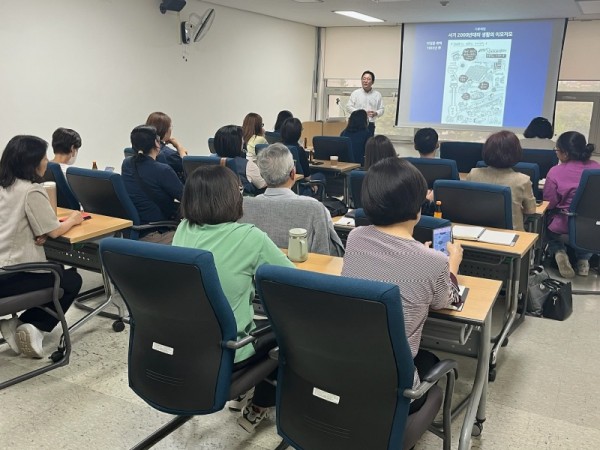 안양시는 지난 21일 안양시 시민기후활동가 및 기후변화강사 등 30여명이 참석한 가운데 ‘우리동네 작가 기후변화 북토크’를 진행했다.jpg