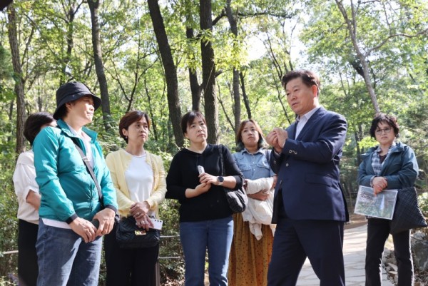 (광명1-1)박승원 광명시장이 10일 아홉 번째 ‘생생소통현장’에 나서 주민참여예산사업 제안 시민과 사업 현장을 함께 둘러보며 소통했다.jpg