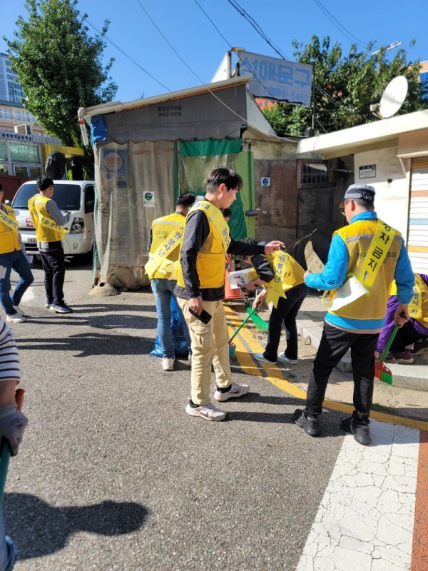 (광명2)광명시는 지난 5일 초등학교 주변 및 상업지구의 어린이 위해 요인에 대한 안전 점검을 진행했다..jpg