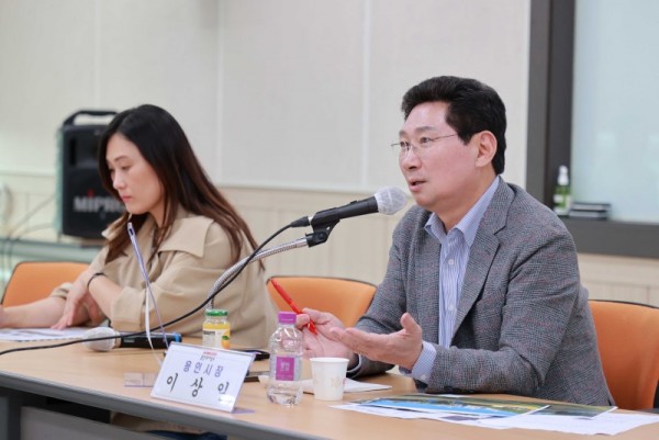 3-3.13일 처인구와 기흥구 지역 내 학교 학부모와 간담회를 갖고 학교 현안과 발전 방안을 논의한 이상일 용인특례시장.JPG