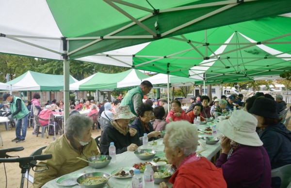 보도자료10+연성동+새마을회,+어르신+효나눔+행사.jpg