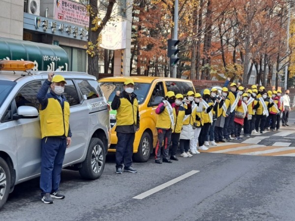 (광명2)18일 한국교통장애인협회 광명시지회 주관으로 교통안전·교통사고 줄이기 결의대회와 교통사고 예방 캠페인이 진행됐다.jpg