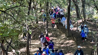 군포시 오금동 주민자치회 ‘수리산 자락걷기’ 개최... 오금동주민 200명 여명 참가하며 가을 정취 만끽