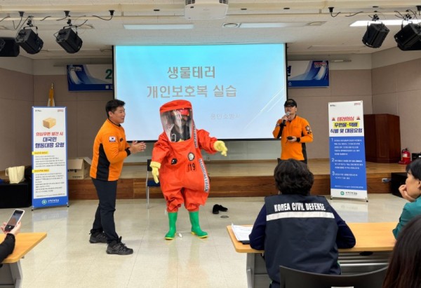 5. 용인특례시가 지난 20일 수지구청에서 개최한 생물테러 대응 모의훈련에서 보호복 실습을 진행하고 있다..jpg