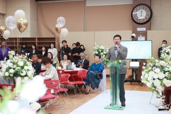 4-1. 이상일 용인특례시장이 용인시기흥노인복지관에서 지난 21일 열린 리마인드 웨딩 행사에서 인사말을 하고 있다..jpg