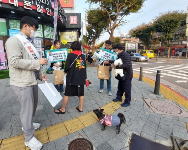 7. 용인특례시 수지구가 지난 25일 신정공원과 수지구청역 일원에서 반려동물 펫티켓 캠페인을 진행했다..jpg