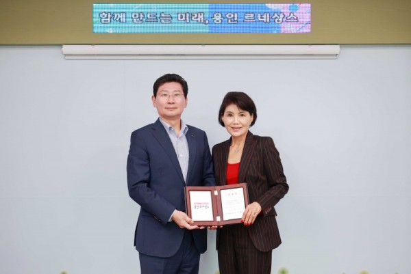 3-1. 이상일 용인특례시장이 지난 25일 이태분 스페인 아라곤주 한인회장을 국제명예자문관으로 위촉했다.JPG