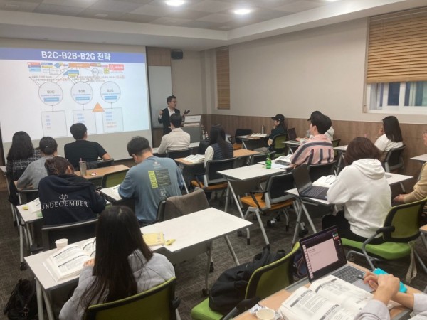 (광명3)광명시 주말 ESG 창업스쿨이 창업을 꿈꾸는 직장인과 대학생 등 50여 명이 참여하며 큰 호응을 얻고 있다.jpg