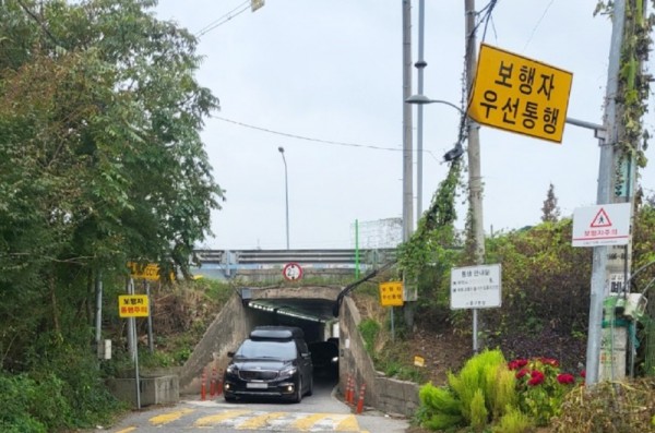 4-1. 용인특례시가 통로박스 안전을 보강하기 위해 보행자 안내 표지판을 설치했다.jpg