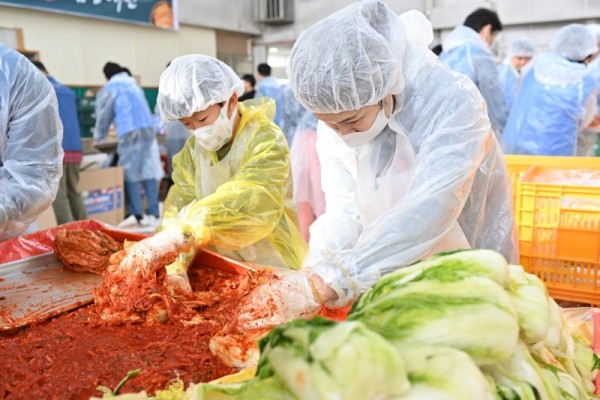 (광명6-2)시립광명종합사회복지관은 지난 11일 한국오츠카제약과 함께 김장김치 나눔행사 ‘겨울愛김장대전’을 진행했다.jpg