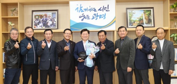 (광명1-2)광명시는 박승원 시장이 택시산업 발전을 위한 적극적인 지원에 대한 감사의 뜻으로 지난 16일 광명시개인택시조합으로부터 감사패를 받았다고 밝혔다.jpg