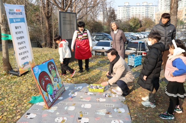 (광명2-1)광명문화원 오리서원에서 지난 18일과 19일 ‘2023 오감만족 오리서원여행’을 개최해 800여 명의 방문객들이 역사와 문화를 경험하고, 다양한 전통놀이와 공연을 즐겼다.jpg