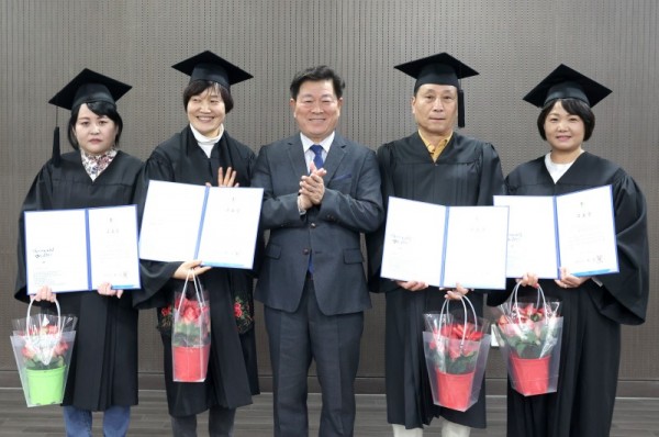 (광명3-1)광명시는 지난 22일 오후 5시 평생학습원 강당에서 ‘2023년 광명시 시민정원사 하반기 교육생 수료식’을 개최했다.jpg