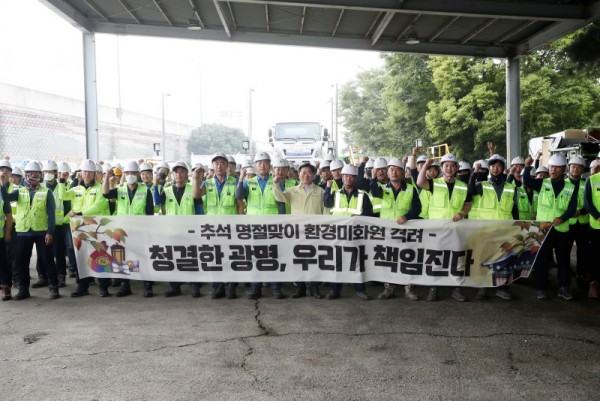 (광명2-2)광명시는 생생소통현장 등을 통해 재활용품 선별장 노동자들과 소통하며 노동환경을 개선했다(박승원 시장이 지난 9월 28일 ‘생생소통현장’에서환경미화원들과 간담회를 가졌다).jpg