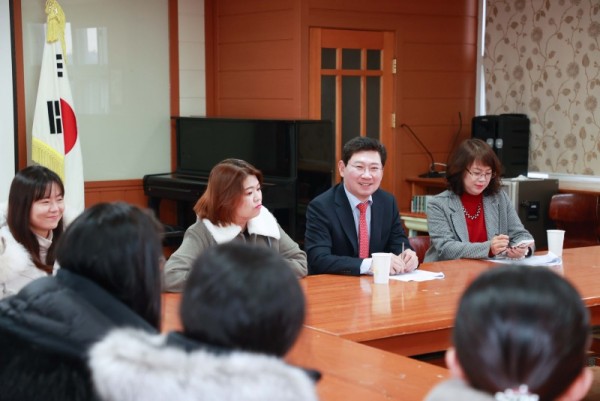 9-1. 이상일 용인특례시장이 지난 13일 남곡초등학교 남곡분교장을 방문해 학부모들과 대화를 나눴다..jpg