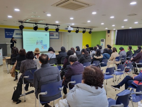 (광명)광명시는 14일 오후 2시 하안도서관 강당에서 ‘독서문화공동체, 같이 읽고 함께 성장하다’를 주제로 ‘2023 광명시 독서문화공동체 성과공유회’를 개최했다.jpg