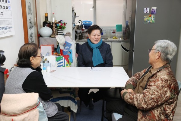 (광명2-1)박 시장은 지난 1_3일 연초 모든 현장 일정을 상대적으로 도움이 필요한 취약계층 시민을 만나는데 할애했다.jpg