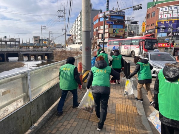 보도자료8-1+신현동+새마을협의회+줍깅데이.jpg