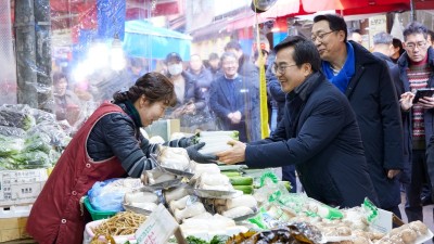 김동연 지사, 설 앞두고 전통시장 잇따라 방문. “기운내실 수 있도록 노력하겠다”