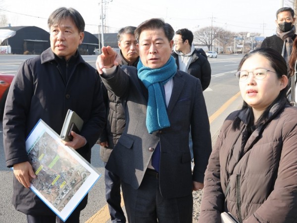 (광명1)박승원 광명시장은 지난 30일 학온동 서독로와 광명로의 일부 구간에 대한 인도 설치 민원 현장에서 ‘생생소통현장’을 실시했다.jpg