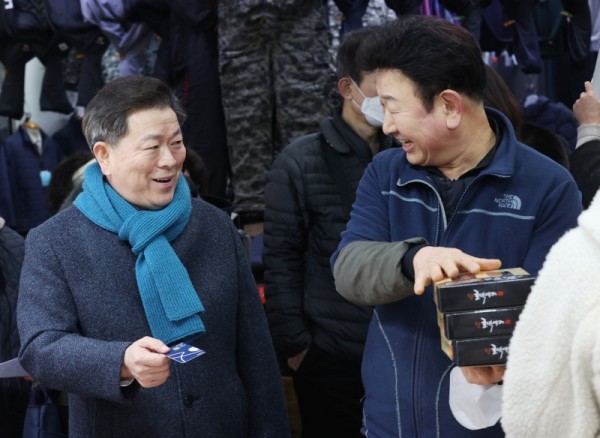 (광명2)박승원 광명시장은 지난 6일 광명전통시장을 방문해 지역화폐카드와 온누리상품권으로 직접 물건을 구매하며 명절 물가를 살피고 지역 상인을 격려했다.jpg