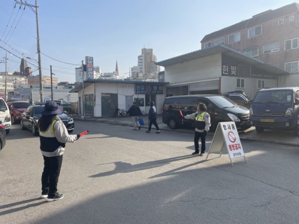 보도자료8+군자동+자율방범대+설+연휴+봉사활동.jpg