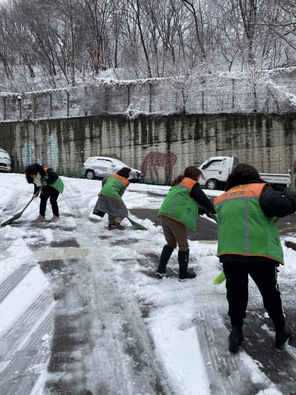 보도자료6+군자동+자율방재단,+출근길+제설작업+총력.jpg