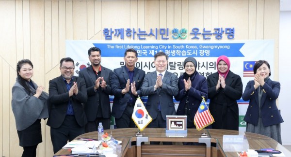 (광명2)광명시는 지난 27일 말레이시아 페탈링자야시 평생학습 방문단과 글로벌 평생학습 정책 방향을 주제로 대담을 진행했다(사진 왼쪽 다섯번째 박승원 시장).jpg
