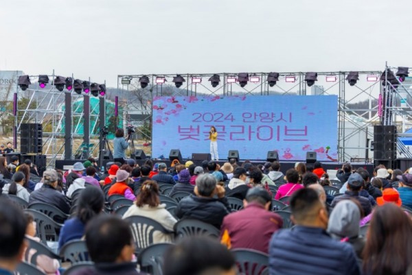 사진6) 시민들이 30일 14시 안양충훈벚꽃축제현장에서 진행된 유튜브 생중계 벚꽃라이브 공연을 즐기고 있다..JPG