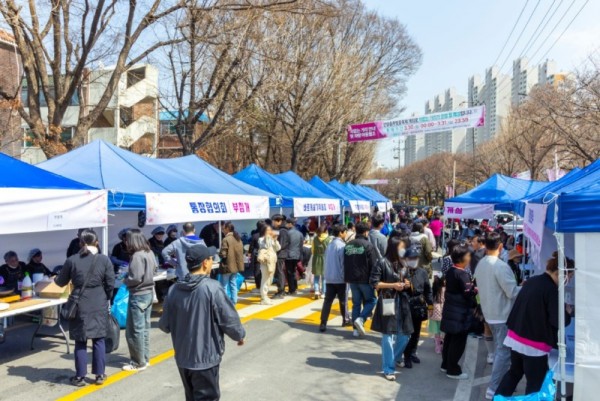사진7) 시민들이 2024 안양충훈벚꽃축제에 마련된 다양한 체험부스를 둘러보고 있다.JPG