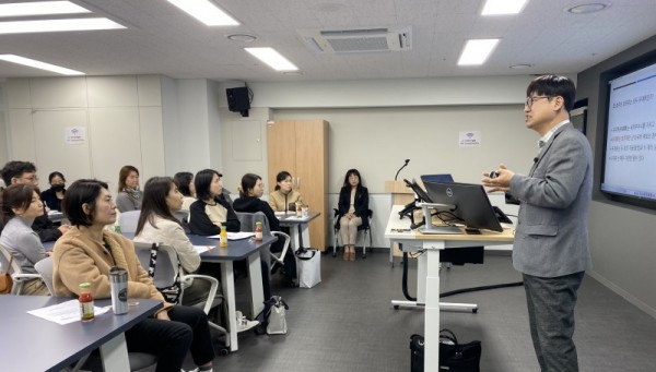 (광명6)광명시는 관내 초등학교 학부모를 대상으로 ‘인공지능(AI)시대 엄마표 수학’을 주제로 특강을 진행해 성황리에 마쳤다.jpg