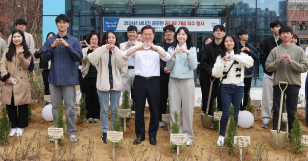 (광명1)광명시는 4월 5일 식목일에 새내기 공무원 꿈나무 기념식수 행사를 진행했다.jpg