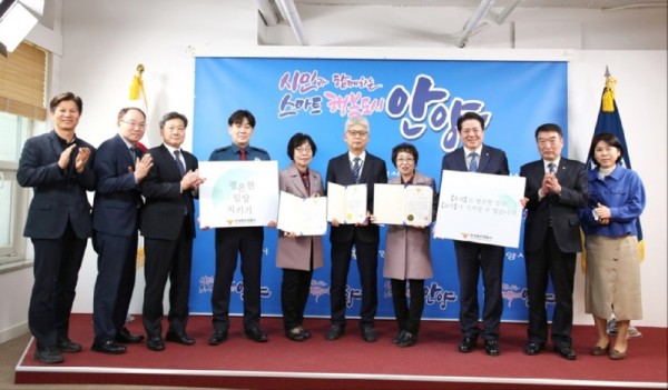 명예시민과장 청원경찰 격려 사진1.jpg