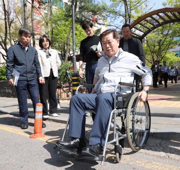 (광명1-1)박승원 광명시장은 지난 12일 오후 열린 제31회 생생소통현장에서 보행관경 개선을 모색하고자 휠체어 이동을 체험했다.jpg