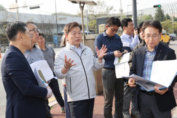 (광명2)박 시장은 지난 11일 오후 기본계획을 마련하고 있는 올레길 코스를 걸으며 현장을 살폈다.jpg