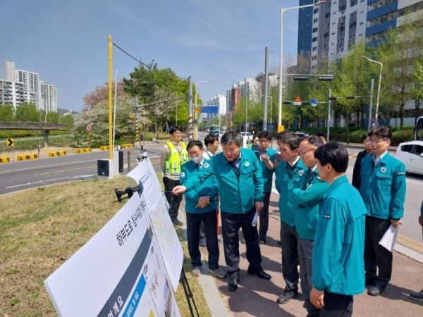 안양시는 12일 행정안전부 및 경기도와 함께 우기철 대비 자동차단시설 설치 도로인 비산교 하부도로 현장을 점검했다.jpg