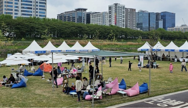 (광명2)광명시는 지난 20일 안양천 잔디광장에서 책 읽는 광장 ‘안양천 북파크’를 개최했다.jpg