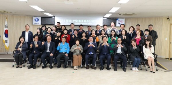 안양시는 지난 17일 시청 4층 회의실에서 위원 46명에 대한 위촉장 수여 및 첫 추진위원회 회의를 개최했다 (1).jpg