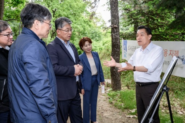 3-1.이재준수원시장혜령공원산책로환경개선사업현장에서올해첫‘찾아가는현장시장실’열어.jpg