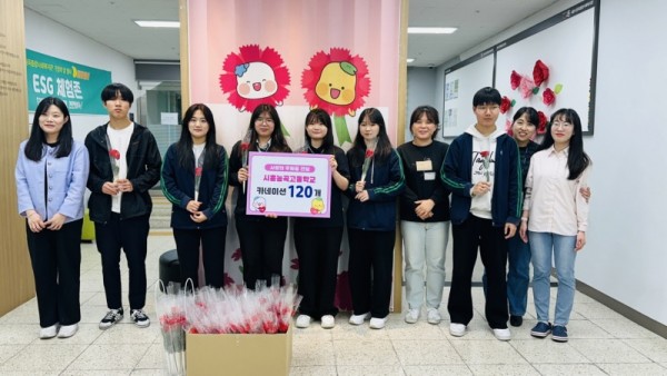 보도자료6+시흥능곡고+카네이션+전달식.jpg