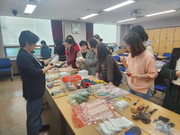 (광명4)광명시 여성비전센터 정리수납 전문가과정의 수강생과 강사들이 적극적으로 나눔과 봉사 활동을 펼치고 있다(아나바다 장터).jpg