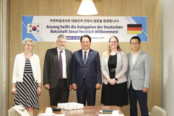 외른 바이써트 주한독일대사관 공관차석(왼쪽에서 두번째)과 최대호 안양시장(왼쪽에서 세번째)이 21일 관내 한 식당에서 만나 간담을 나눴다..jpg