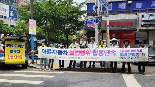 안양시가 유관기관과 함께 평촌학원가 일대에서 이륜차 합동단속을 실시했다 사진1.jpg