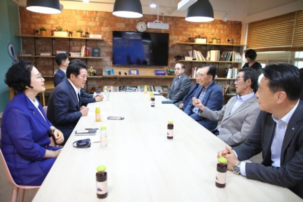 안양시 새마을금고협의회 임직원과 최대호 안양시장이 19일 성금 전달식 후 이야기를 나누고 있다.jpg