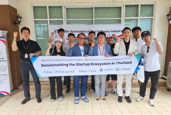 안양산업진흥원과 태국소프트웨어산업협회가 18일 방콕 논타부리주에 있는 협회 사무실에서 해외벤치마킹을 위한 협약을 체결했다.JPG
