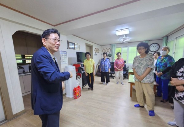 김능식 안양시부시장이 30일 수촌경로당 무더위 쉼터를 점검하고 어르신의 애로사항을 청취했다 (1).JPG
