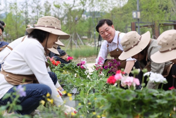 (광명2-1)손닿는 곳이 바로 내 정원… 광명시 시민정원사 인기(지난 4월 개최된 광명시 새빛정원관리단 발대식에서 박승원 광명시장이 봉사자들과 함께 정원을 가꾸고 있다).JPG