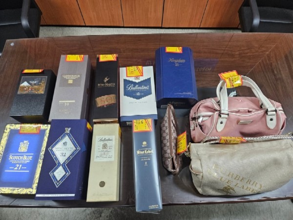 안양시 기동징수팀이 지난 7월 한 고액체납자에 대한 가택수색을 통해 양주와 명품가방 등 12점을 압류했다.jpg